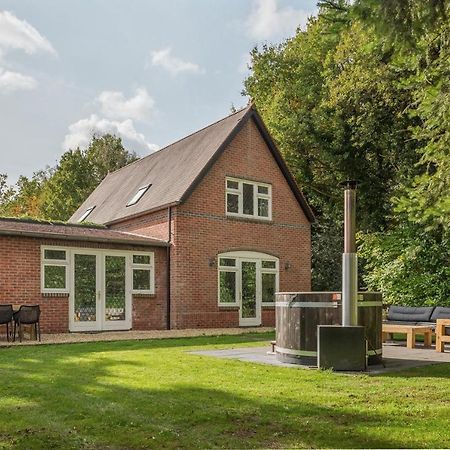 Beautiful English Villa With Hottub Zuidwolde  Εξωτερικό φωτογραφία
